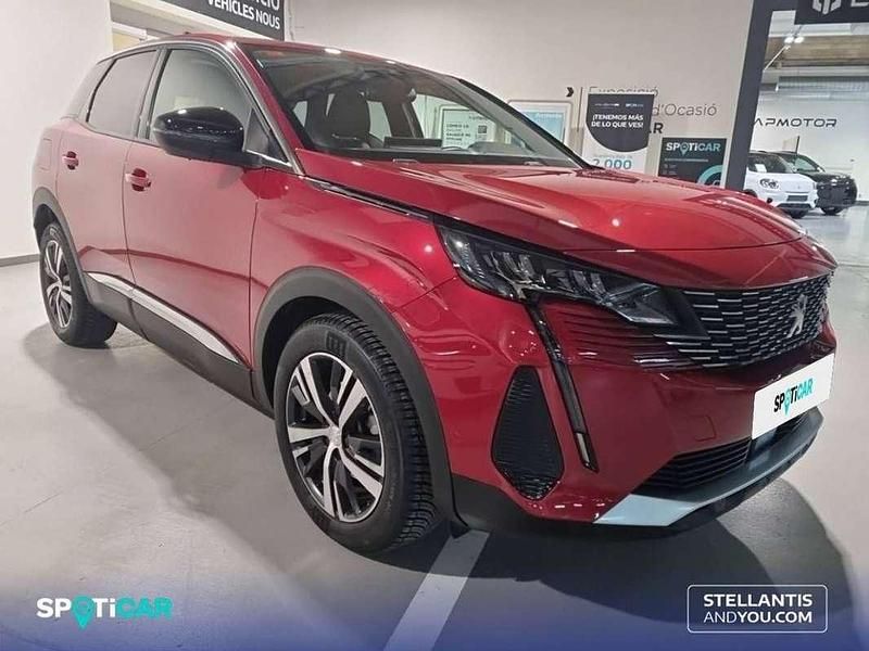 Usado Peugeot 3008 Allure 131 CV (96 kW) 2021 Rojo Monovolumen