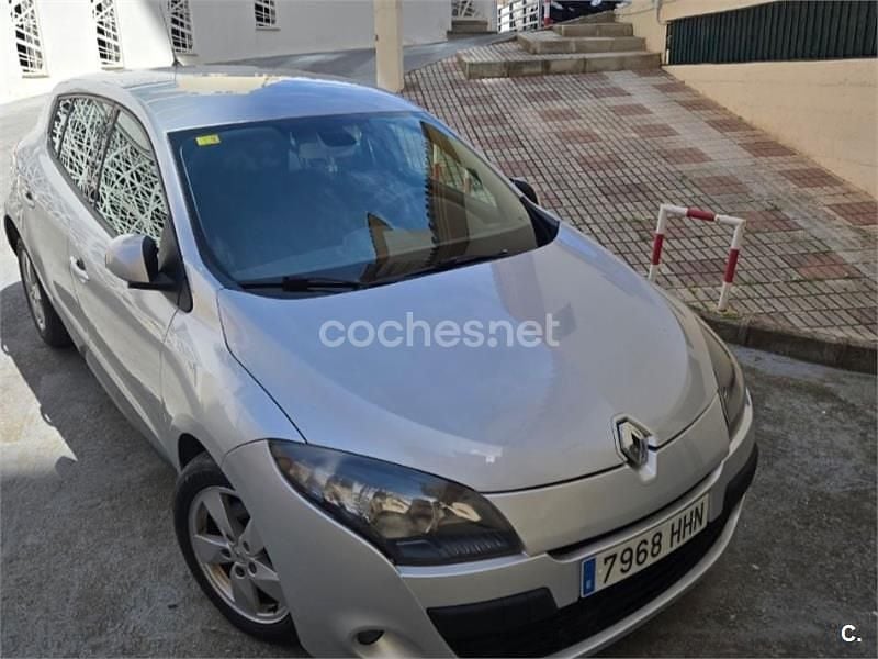 Usado Renault Mégane Dynamique 110 CV (80 kW) 2011 Gris / plata Berlina