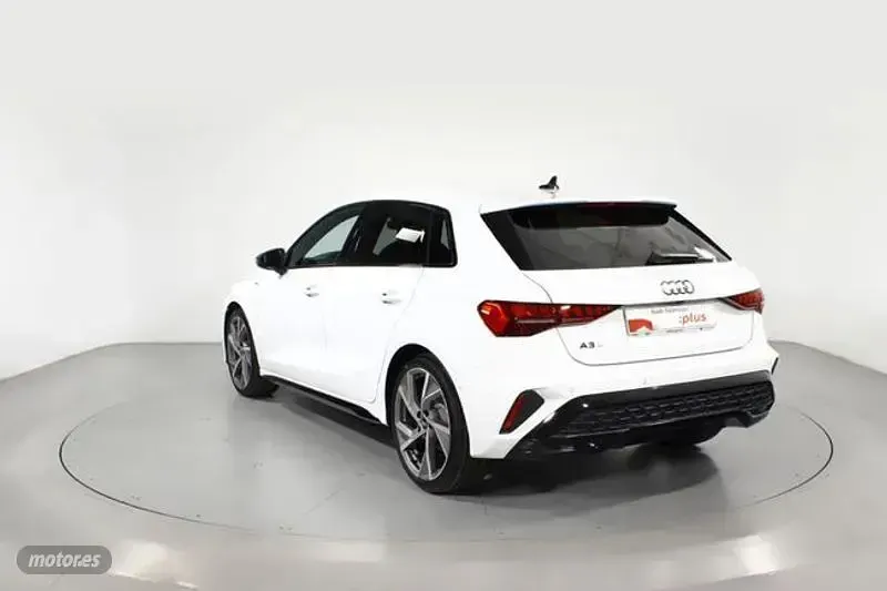 Usado Audi A3 Black Edition 150 CV (110 kW) 2025 Blanco