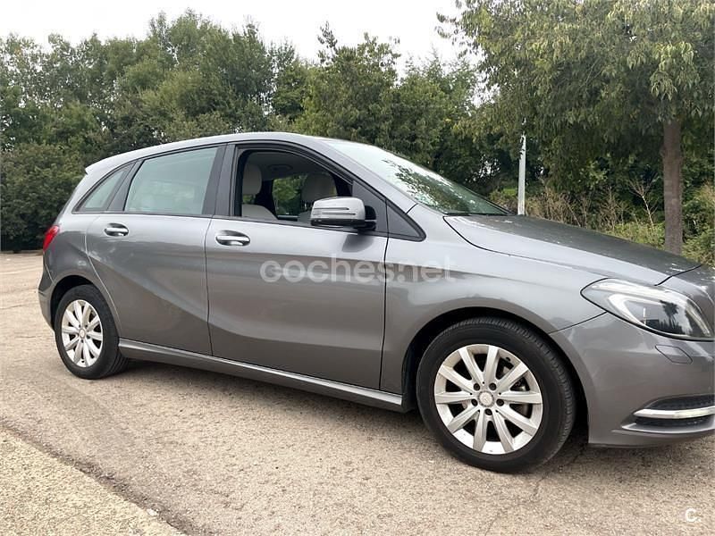 Usado Mercedes B180 109 CV (80 kW) 2014 Gris / plata Monovolumen