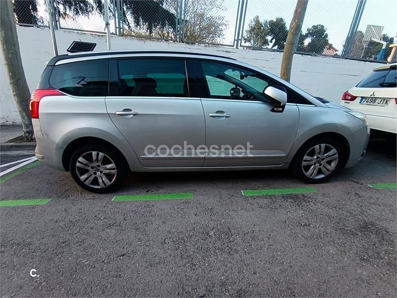 Usado Peugeot 5008 Sport 112 CV (82 kW) 2011 Gris / plata Monovolumen