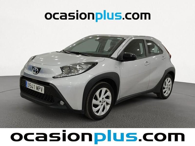 Gris Usado 2024 Toyota Aygo X Play SUV | 12.991 € (Precio justo) - Imagen 1/4