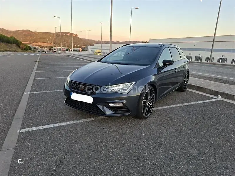 Usado Seat Leon ST 4Drive 300 CV (220 kW) 2020 Gris / plata Familiar