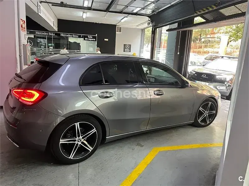 Usado Mercedes A180 109 CV (80 kW) 2019 Gris / plata Berlina