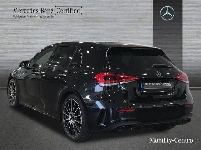 Usado Mercedes A180 AMG line 116 CV (85 kW) 2021 Negro cosmos Utilitario