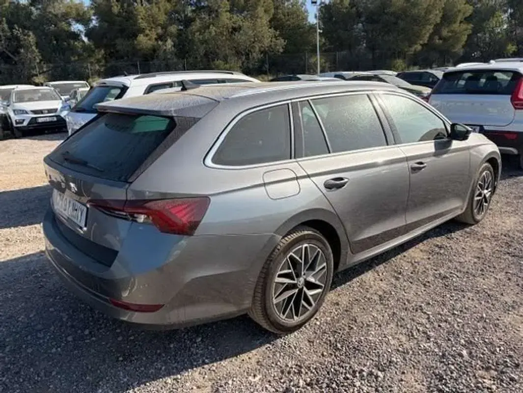 Usado Skoda Octavia Selection 150 CV (110 kW) 2024 Gris Familiar
