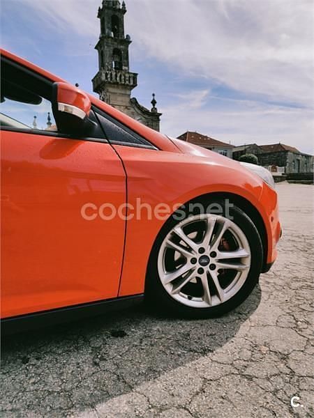 Usado Ford Focus Trend 125 CV (91 kW) 2013 Rojo Berlina