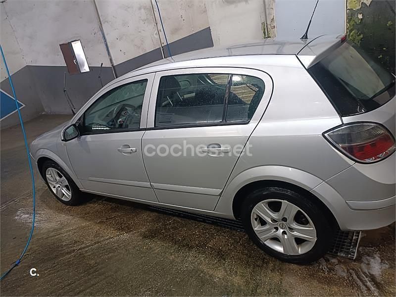 Usado Opel Astra Edition 100 CV (73 kW) 2009 Gris / plata Berlina