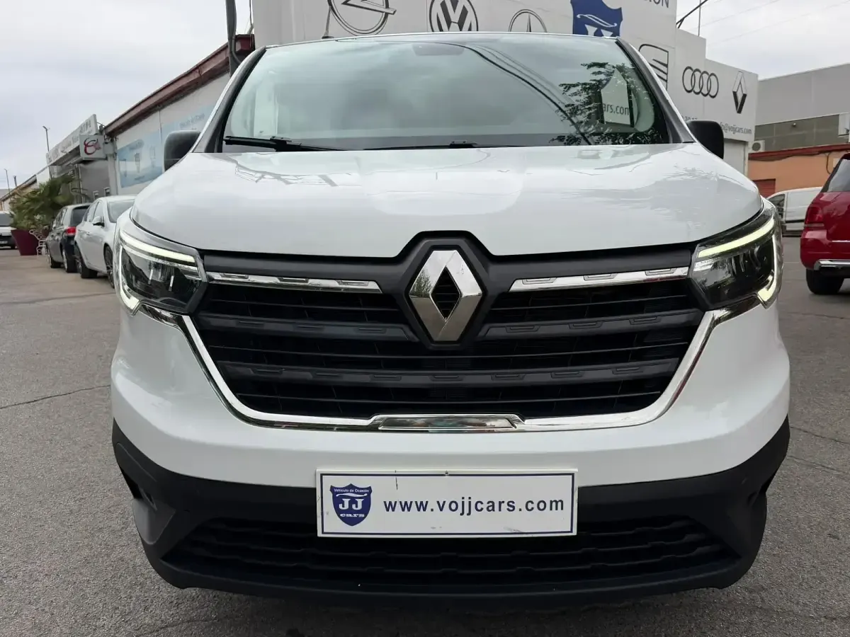 Usado Renault Trafic 110 CV (80 kW) 2023 Blanco Monovolumen
