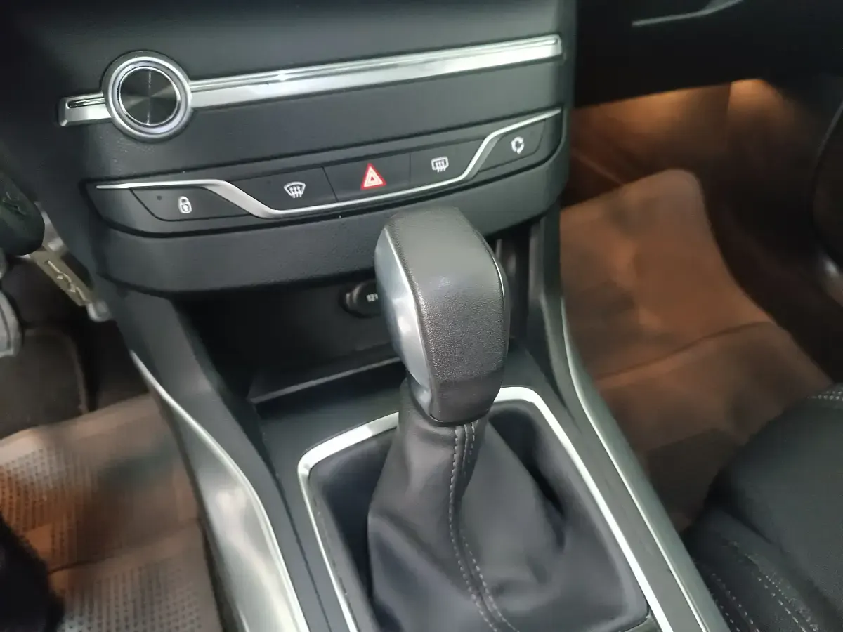 Usado Peugeot 308 Allure 131 CV (96 kW) 2016 Gris / plata Berlina