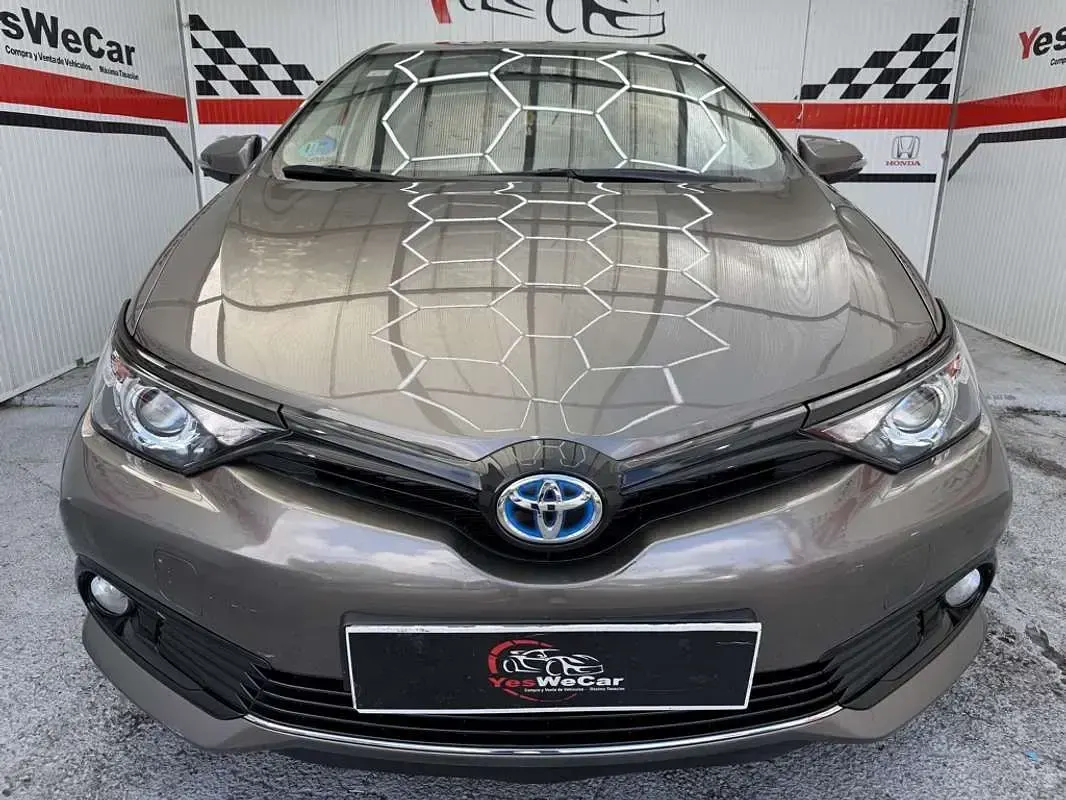Usado Toyota Auris Hybrid 136 CV (100 kW) 2018 Beige Utilitario