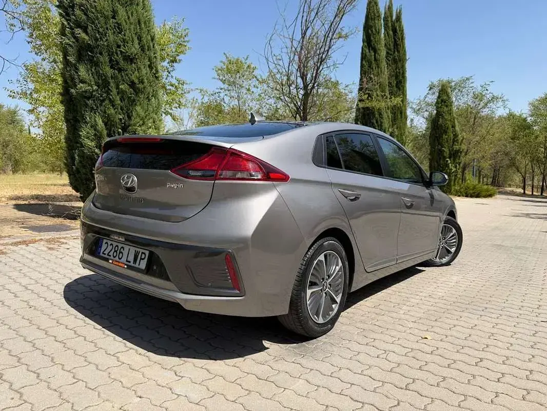 Usado Hyundai Ioniq 141 CV (103 kW) 2022 Gris Utilitario