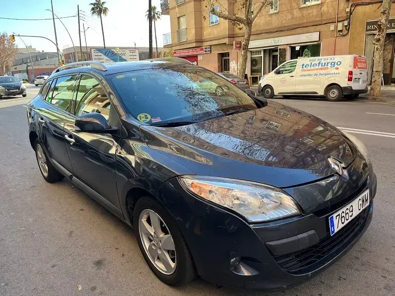 Usado Renault Mégane GrandTour Expression 105 CV (77 kW) 2010 Gris / plata Familiar