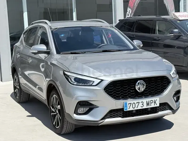 Usado MG ZS Luxury 106 CV (77 kW) 2024 Gris / plata SUV