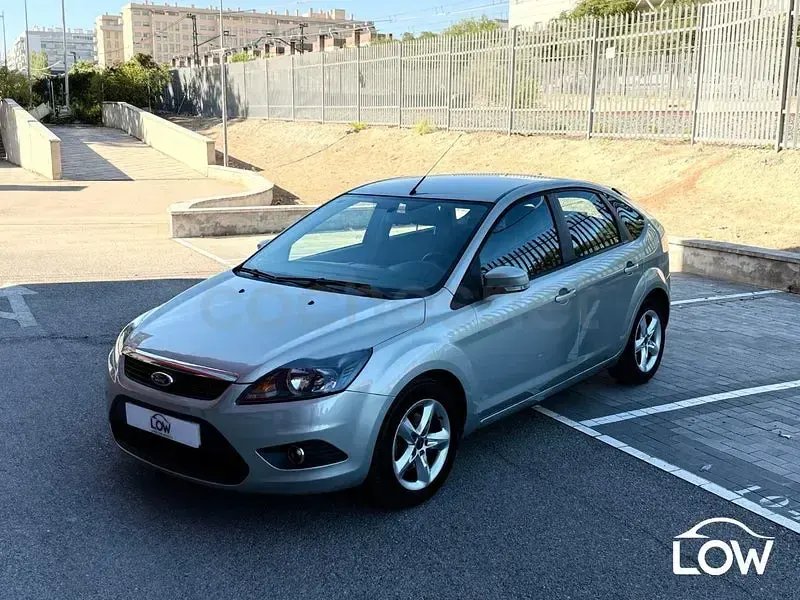 Usado Ford Focus Trend 109 CV (80 kW) 2010 Gris / plata Berlina