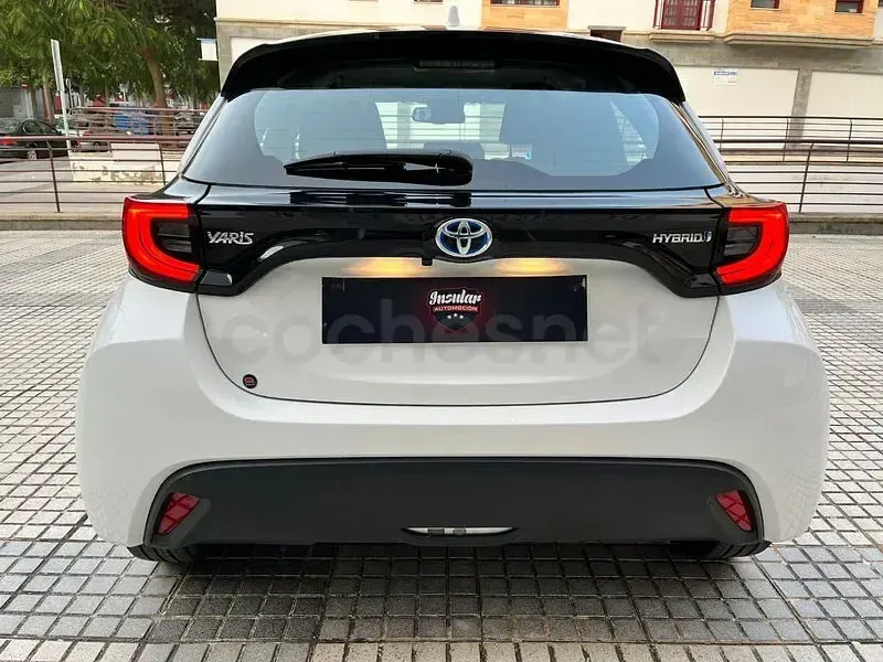 Używany Toyota Yaris Hybrid Business Edition 116 KM (85 kW) 2022 Biały Sedan/Limuzyna