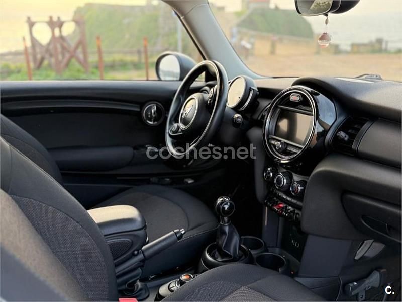 Usado Mini ONE 102 CV (75 kW) 2018 Negro Utilitario