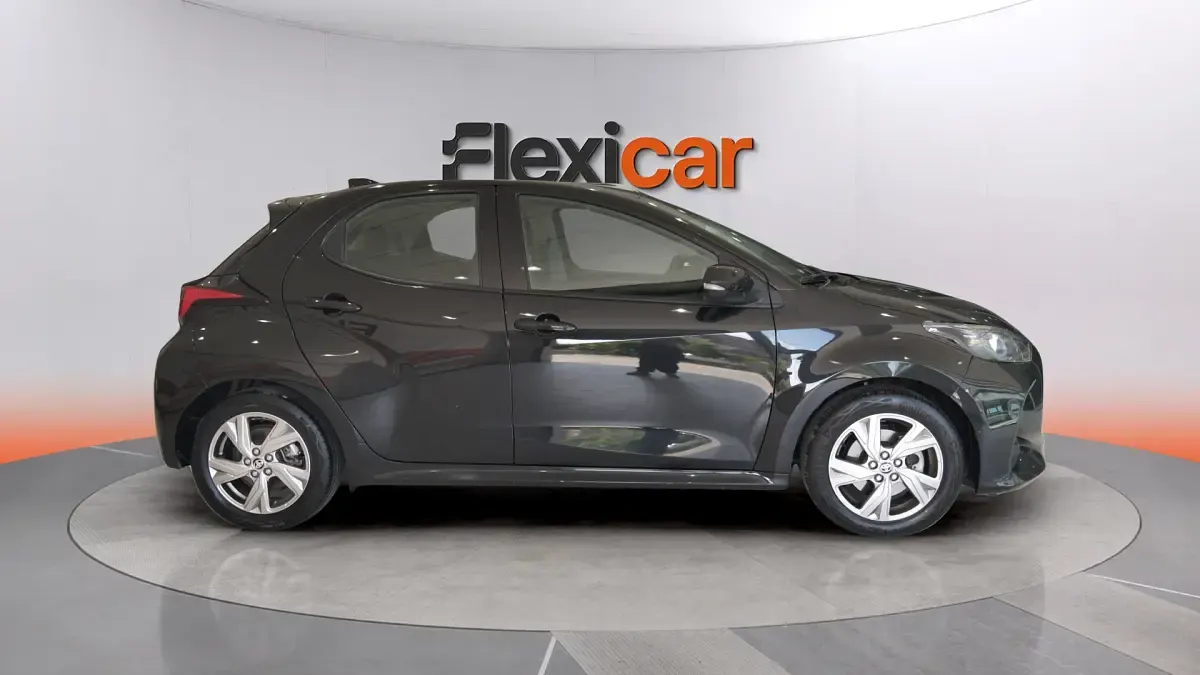 Usado Toyota Yaris Hybrid Active 116 CV (85 kW) 2025 Negro Berlina