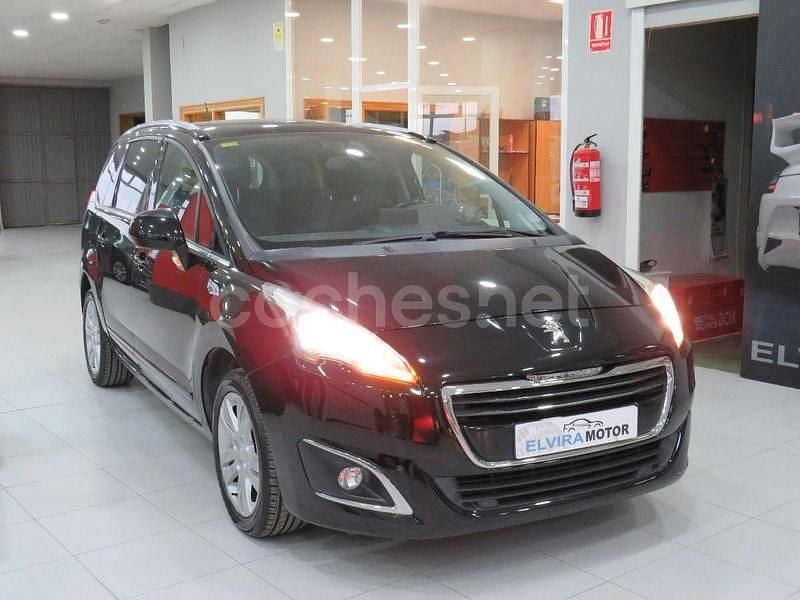 Usado Peugeot 5008 Allure 120 CV (88 kW) 2015 Negro Monovolumen