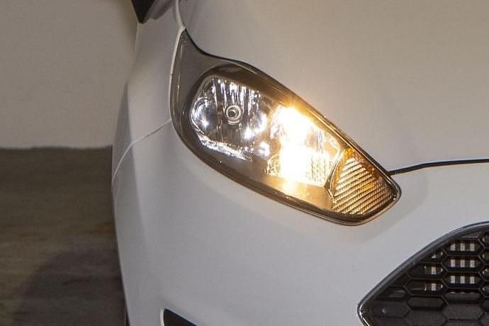 Usado Ford Fiesta Trend 75 CV (55 kW) 2017 Blanco Utilitario