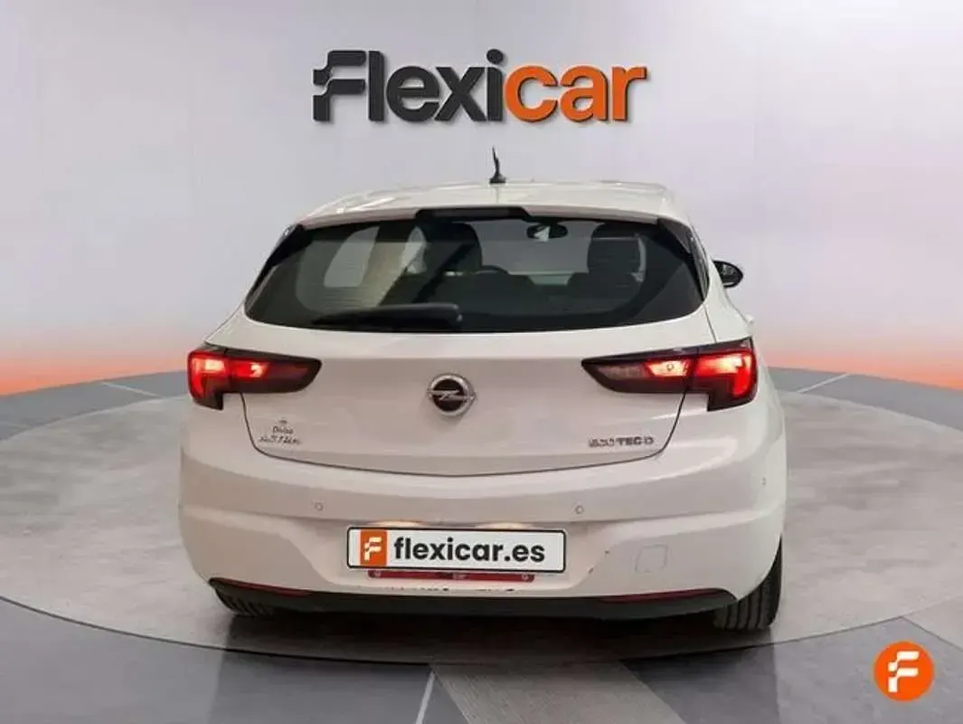 Usado Opel Astra Selective 110 CV (80 kW) 2019 Blanco Utilitario