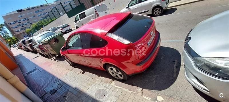 Usado Ford Focus Trend 90 CV (66 kW) 2008 Rojo Berlina