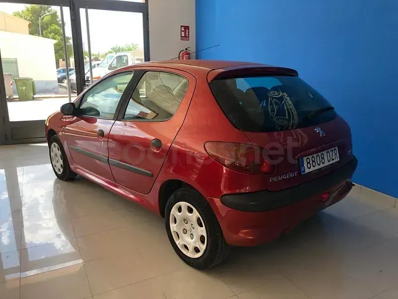Usado Peugeot 206 75 CV (55 kW) 2006 Granate Berlina