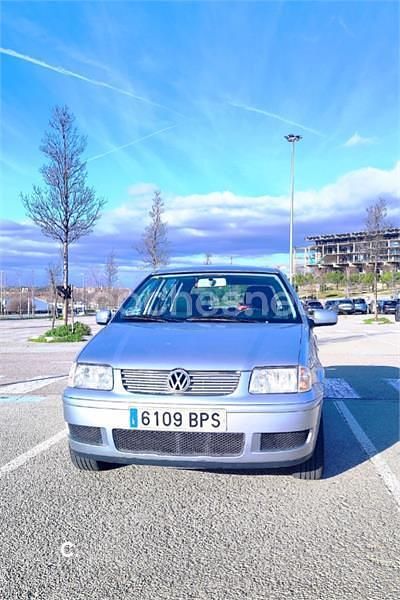 Usado VW Polo Trendline 75 CV (55 kW) 2001 Gris / plata Berlina