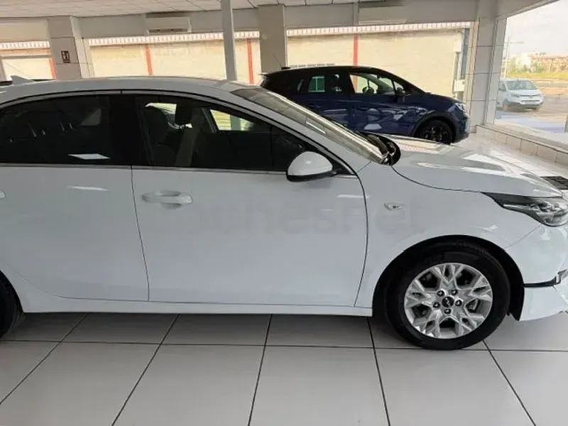 Usado Kia Ceed 100 CV (73 kW) 2023 Blanco Utilitario