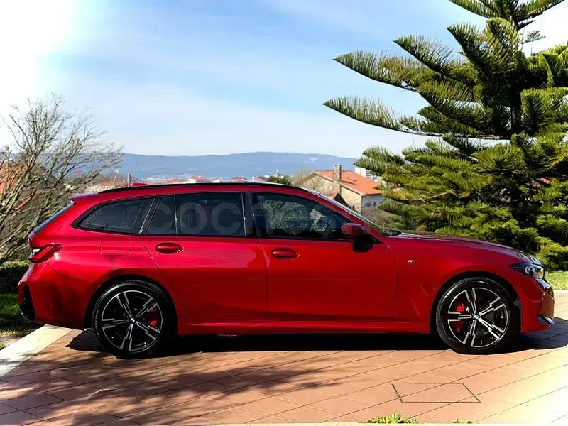 Käytetty BMW 330e Comfort Edition 292 HP (214 kW) 2025 Punainen Farmari
