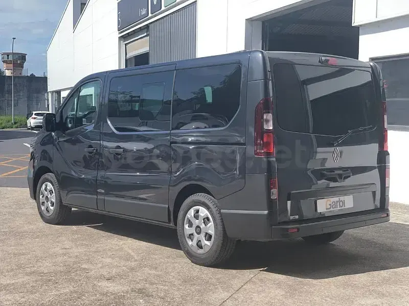 Usado Renault Trafic Equilibre 150 CV (110 kW) 2025 Gris / plata Monovolumen