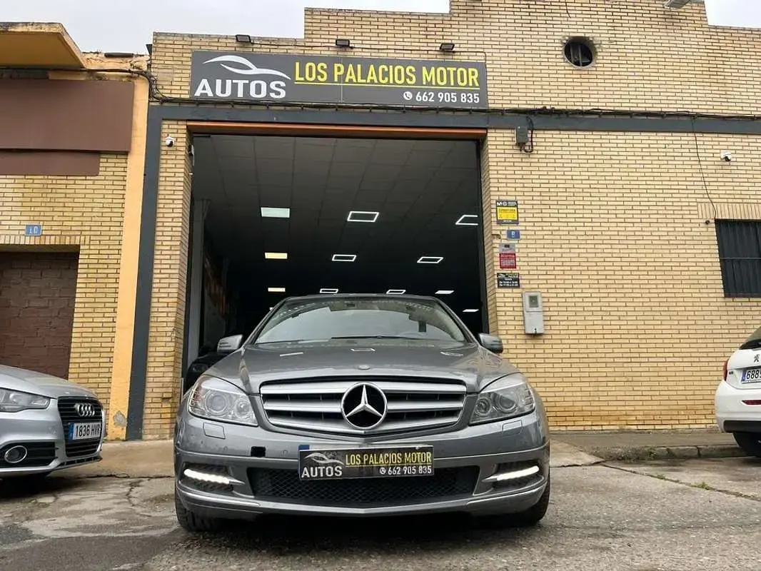 Usado Mercedes C200 136 CV (100 kW) 2011 Gris Familiar