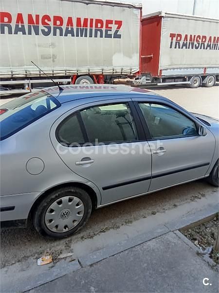 Usado Seat Toledo Stella 90 CV (66 kW) 2001 Gris / plata Berlina