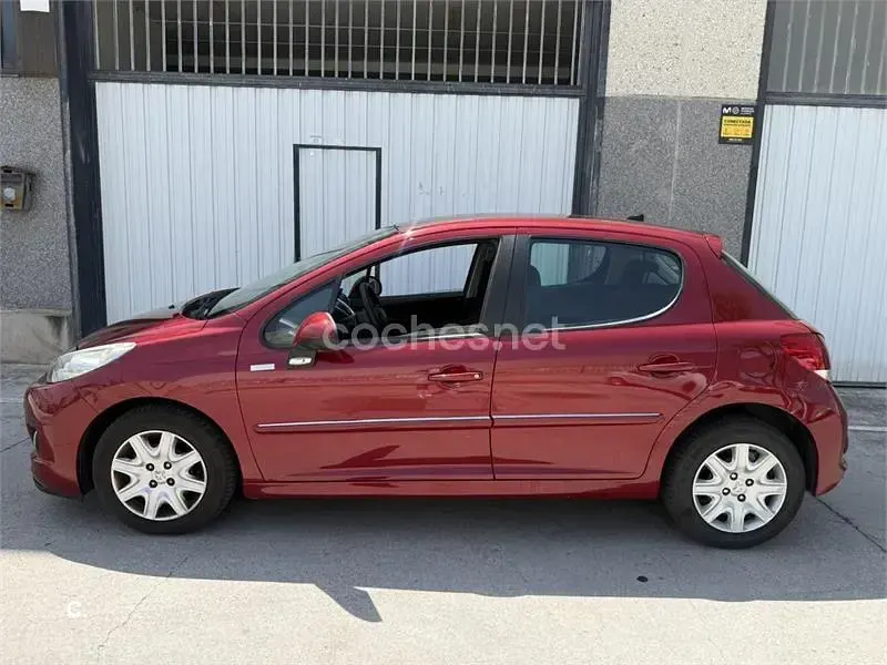 Usado Peugeot 207 95 CV (69 kW) 2010 Granate Berlina