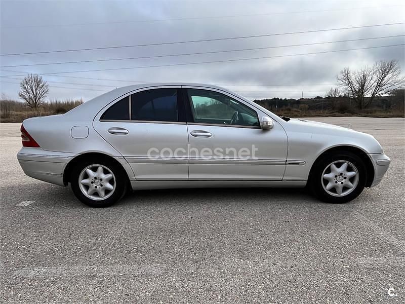 Usado Mercedes C220 Elegance 143 CV (105 kW) 2003 Gris / plata Berlina
