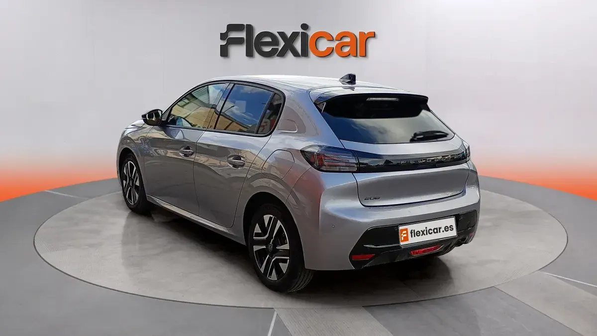 Usado Peugeot 208 Allure 101 CV (74 kW) 2025 Gris Utilitario