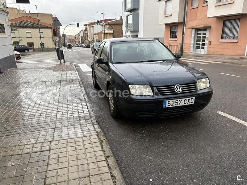 Azul Usado 2005 VW Bora Conceptline Berlina | 2800 € - Imagen 1/3