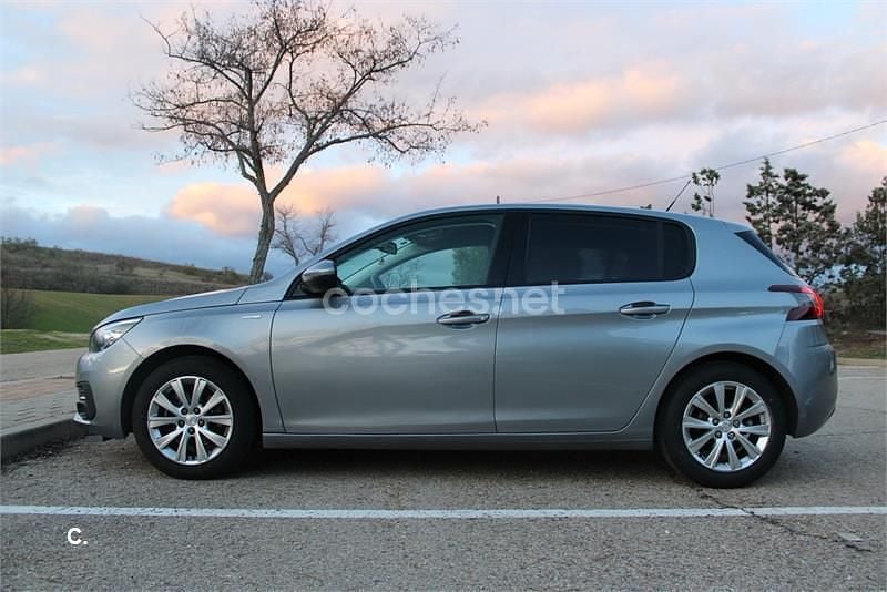 Usado Peugeot 308 Style 130 CV (95 kW) 2019 Gris / plata Berlina