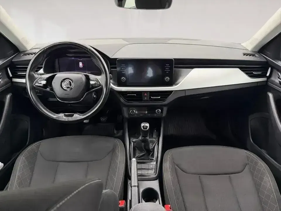 Usado Skoda Kamiq Ambition 95 CV (69 kW) 2021 Gris SUV