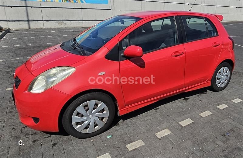Usado Toyota Yaris Sol 87 CV (63 kW) 2006 Rojo Berlina