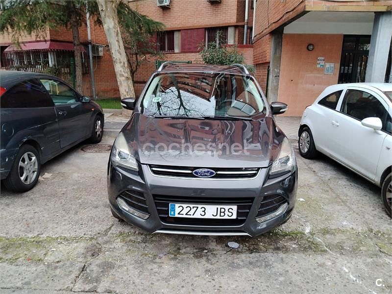 Usado Ford Kuga Titanium 180 CV (132 kW) 2014 Marrón SUV