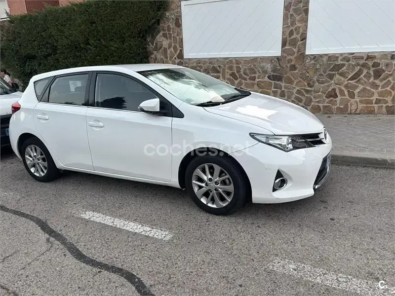Usado Toyota Auris Active 132 CV (97 kW) 2015 Blanco Berlina