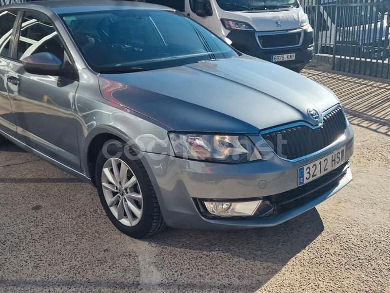 Usado Skoda Octavia Ambition 105 CV (77 kW) 2013 Gris / plata Berlina