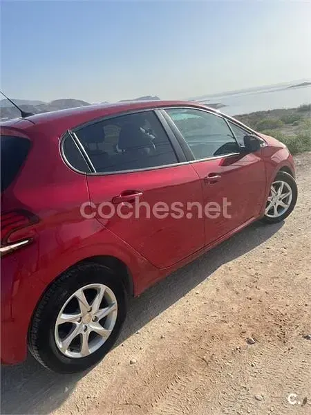 Usado Peugeot 208 Access 75 CV (55 kW) 2016 Rojo Utilitario