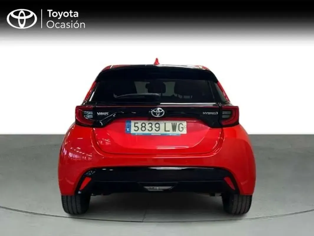 Usado Toyota Yaris Style 116 CV (85 kW) 2022 Rojo Utilitario