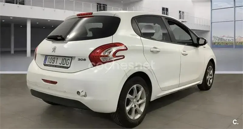 Usado Peugeot 208 Allure 82 CV (60 kW) 2015 Blanco Utilitario