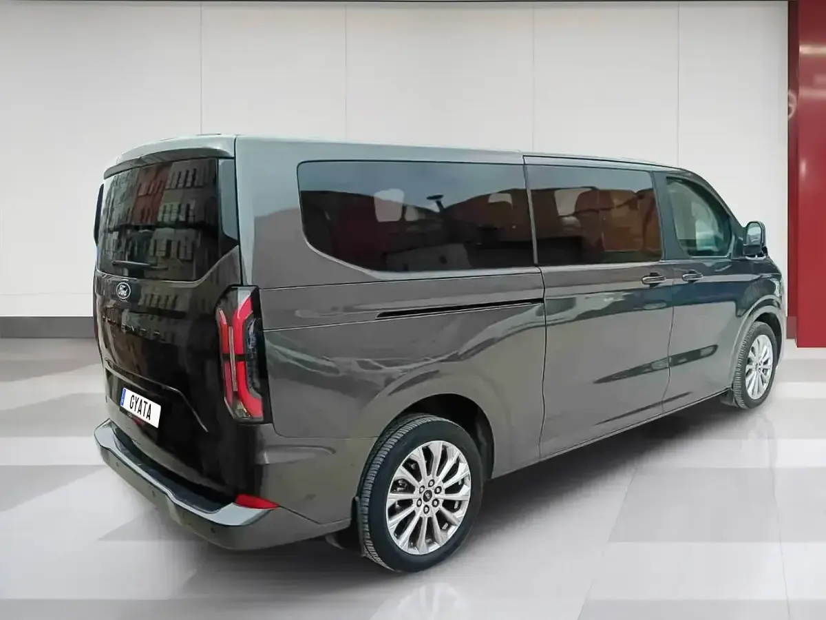 Usado Ford Tourneo Titanium X 160 kW (218 CV) 2025 Gris Monovolumen