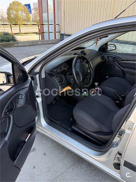 Usado Ford Focus Trend 100 CV (73 kW) 2003 Gris / plata Berlina