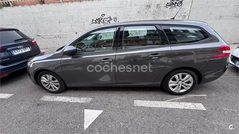 Usado Peugeot 308 SW Access 110 CV (80 kW) 2019 Gris / plata Familiar