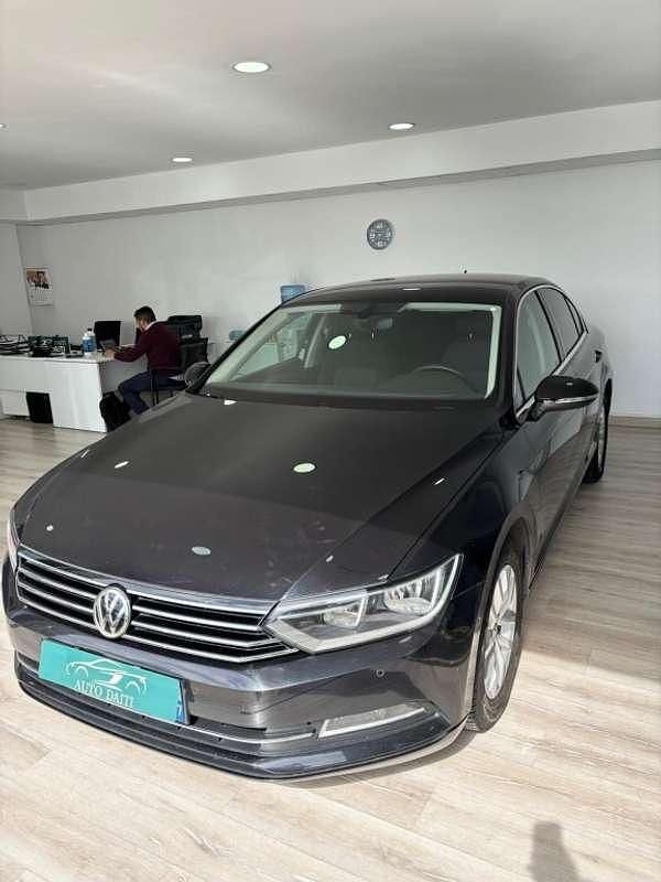 Usado VW Passat Advance 120 CV (88 kW) 2018 Negro Berlina